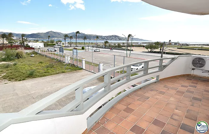 EMPURIABRAVA: Exclusivo complejo de seis casas con amarre en primera línea de mar en venta