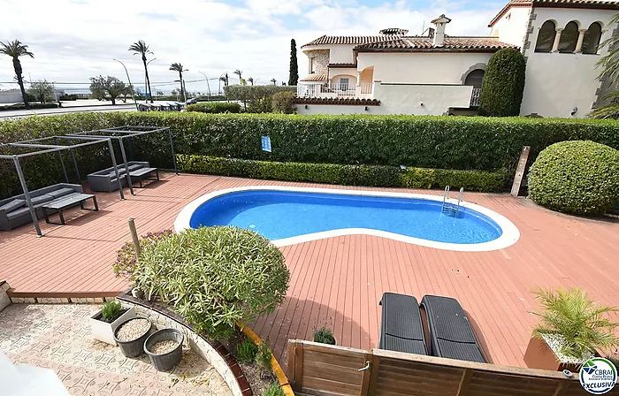 EMPURIABRAVA: Exclusivo complejo de seis casas con amarre en primera línea de mar en venta