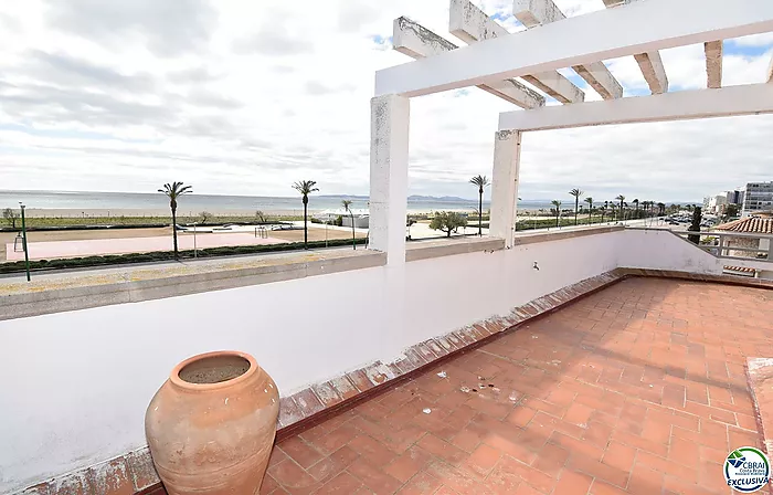 EMPURIABRAVA: Exclusivo complejo de seis casas con amarre en primera línea de mar en venta