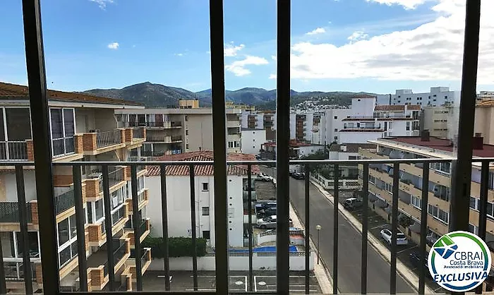 Apartamento en la última planta con amplia terraza en Santa Margarita Roses en venta