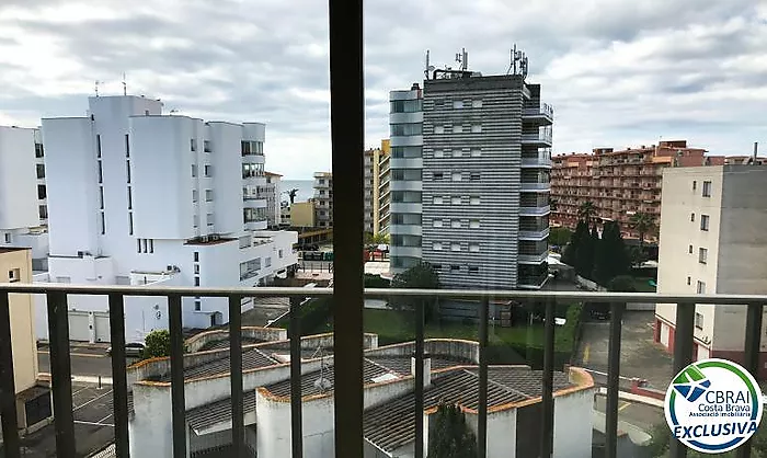 Apartamento en la última planta con amplia terraza en Santa Margarita Roses en venta