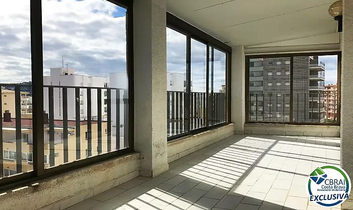 Apartamento en la última planta con amplia terraza en Santa Margarita Roses en venta