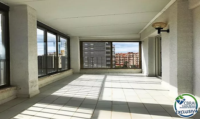 Apartamento en la última planta con amplia terraza en Santa Margarita Roses en venta