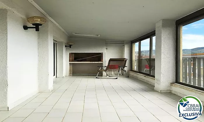 Apartamento en la última planta con amplia terraza en Santa Margarita Roses en venta