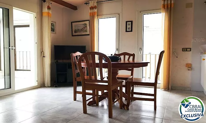 Apartamento en la última planta con amplia terraza en Santa Margarita Roses en venta