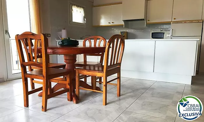 Apartamento en la última planta con amplia terraza en Santa Margarita Roses en venta