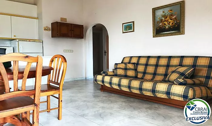 Apartamento en la última planta con amplia terraza en Santa Margarita Roses en venta