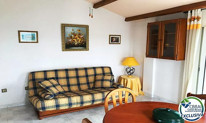 Apartamento en la última planta con amplia terraza en Santa Margarita Roses en venta