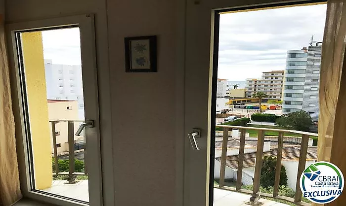 Apartamento en la última planta con amplia terraza en Santa Margarita Roses en venta