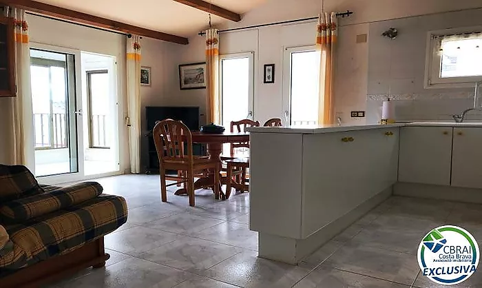 Apartamento en la última planta con amplia terraza en Santa Margarita Roses en venta