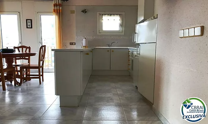 Apartamento en la última planta con amplia terraza en Santa Margarita Roses en venta