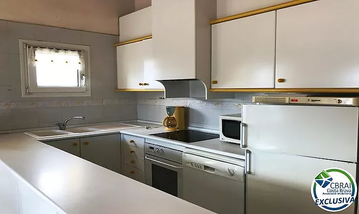 Apartamento en la última planta con amplia terraza en Santa Margarita Roses en venta