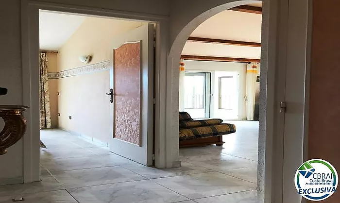 Apartamento en la última planta con amplia terraza en Santa Margarita Roses en venta