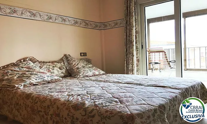 Apartamento en la última planta con amplia terraza en Santa Margarita Roses en venta