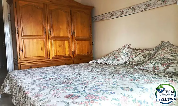 Apartamento en la última planta con amplia terraza en Santa Margarita Roses en venta