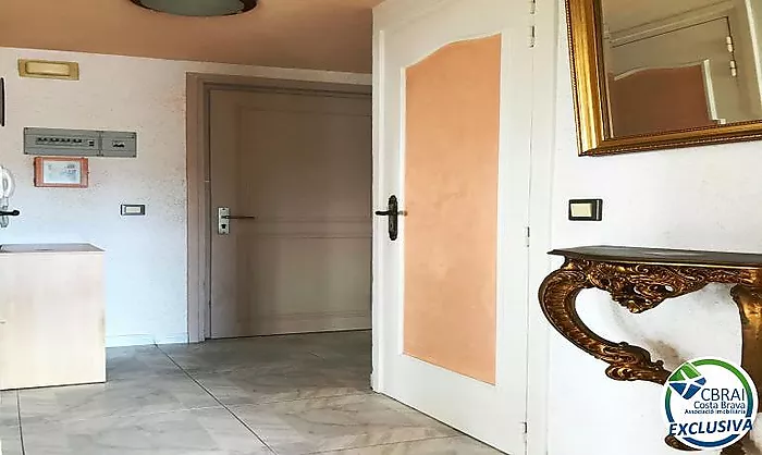 Apartamento en la última planta con amplia terraza en Santa Margarita Roses en venta