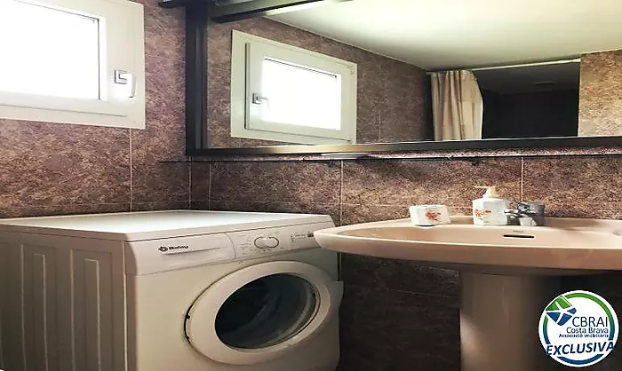 Apartamento en la última planta con amplia terraza en Santa Margarita Roses en venta