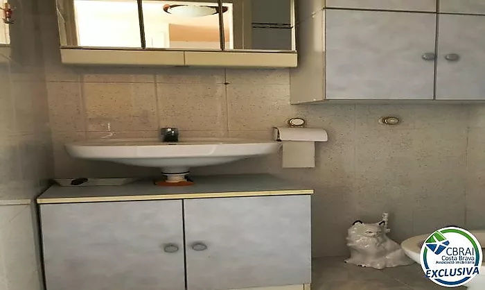 Apartamento en la última planta con amplia terraza en Santa Margarita Roses en venta
