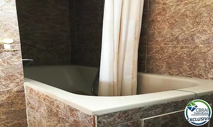 Apartamento en la última planta con amplia terraza en Santa Margarita Roses en venta