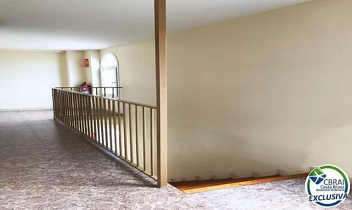 Apartamento en la última planta con amplia terraza en Santa Margarita Roses en venta