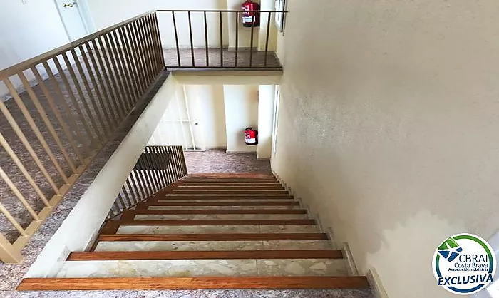 Apartamento en la última planta con amplia terraza en Santa Margarita Roses en venta