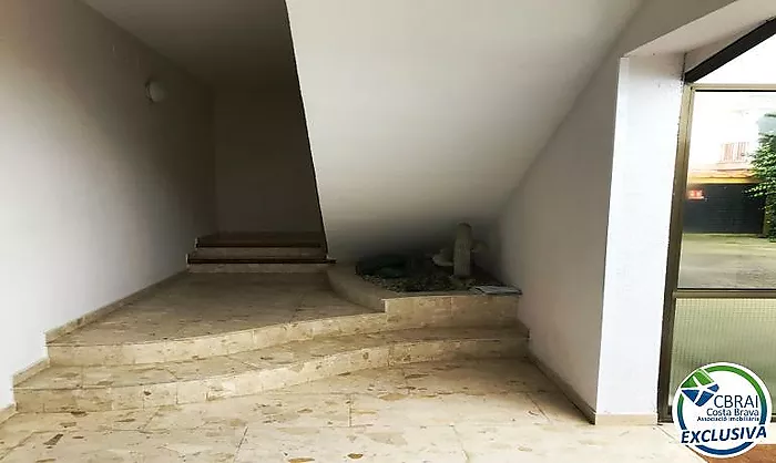 Apartamento en la última planta con amplia terraza en Santa Margarita Roses en venta
