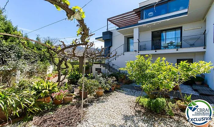 Casa unifamiliar exclusiva con ascensor, jardín y múltiples espacios independientes en Llançà