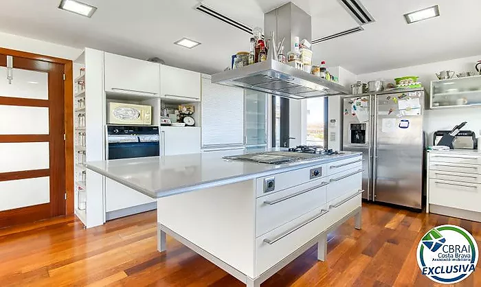 Casa unifamiliar exclusiva con ascensor, jardín y múltiples espacios independientes en Llançà