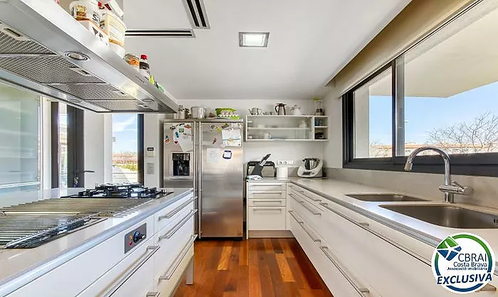 Casa unifamiliar exclusiva con ascensor, jardín y múltiples espacios independientes en Llançà