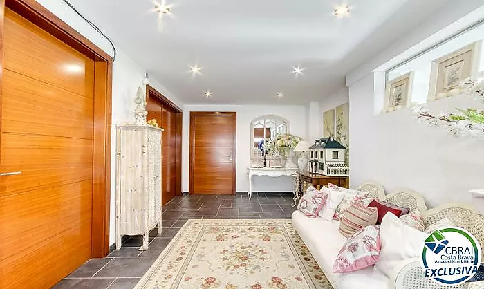 Casa unifamiliar exclusiva con ascensor, jardín y múltiples espacios independientes en Llançà
