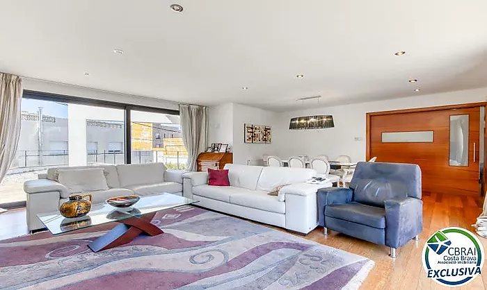 Casa unifamiliar exclusiva con ascensor, jardín y múltiples espacios independientes en Llançà