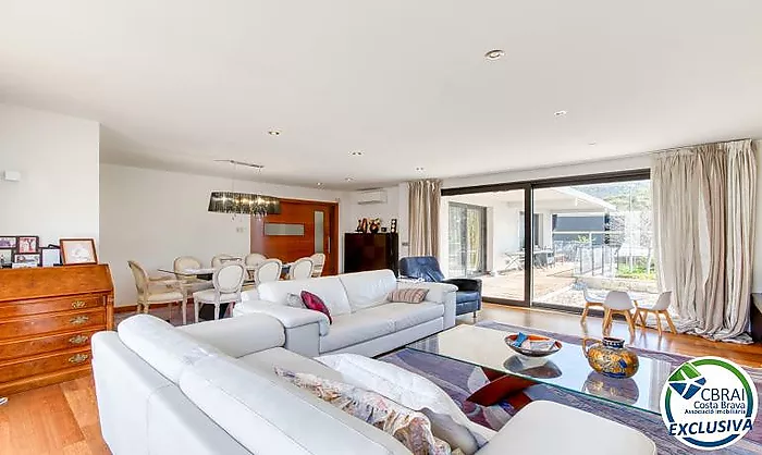 Casa unifamiliar exclusiva con ascensor, jardín y múltiples espacios independientes en Llançà