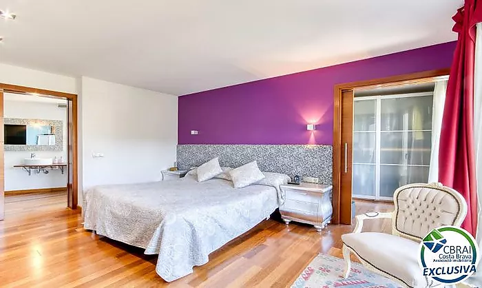 Casa unifamiliar exclusiva con ascensor, jardín y múltiples espacios independientes en Llançà