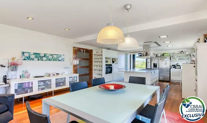 Casa unifamiliar exclusiva con ascensor, jardín y múltiples espacios independientes en Llançà