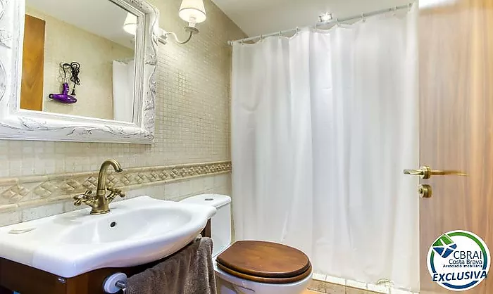 Casa unifamiliar exclusiva con ascensor, jardín y múltiples espacios independientes en Llançà