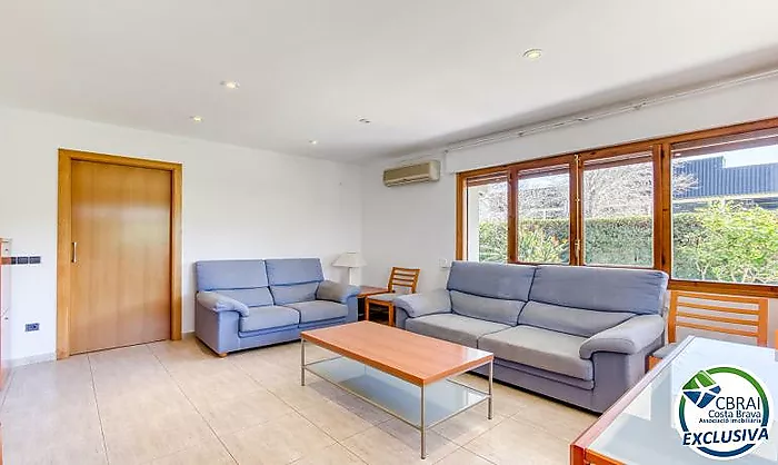 Casa unifamiliar exclusiva con ascensor, jardín y múltiples espacios independientes en Llançà