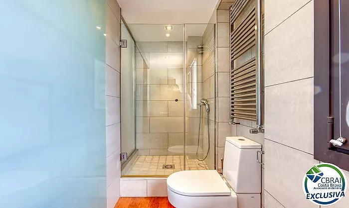Casa unifamiliar exclusiva con ascensor, jardín y múltiples espacios independientes en Llançà