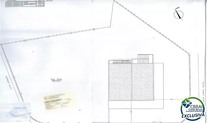 Casa unifamiliar exclusiva con ascensor, jardín y múltiples espacios independientes en Llançà