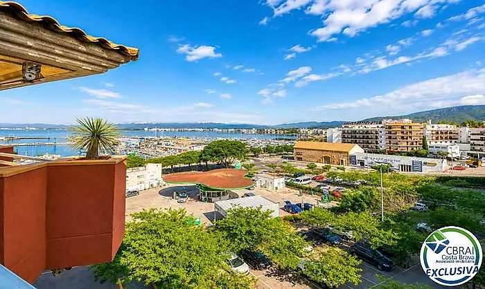 Ático con vistas al mar y terraza a 200 m de la playa en Roses