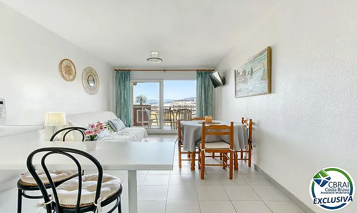 Ático con vistas al mar y terraza a 200 m de la playa en Roses