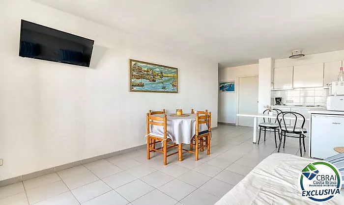 Ático con vistas al mar y terraza a 200 m de la playa en Roses