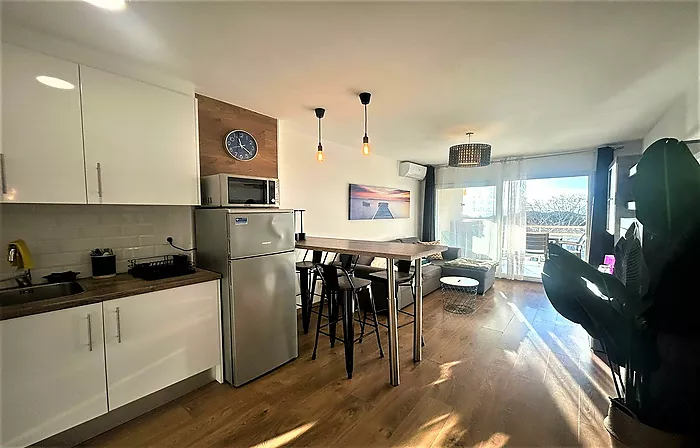 APARTAMENTO REFORMADO CON VISTAS AL MAR Y LICENCIA TURÍSTICA