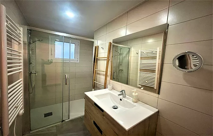 APARTAMENTO REFORMADO CON VISTAS AL MAR Y LICENCIA TURÍSTICA