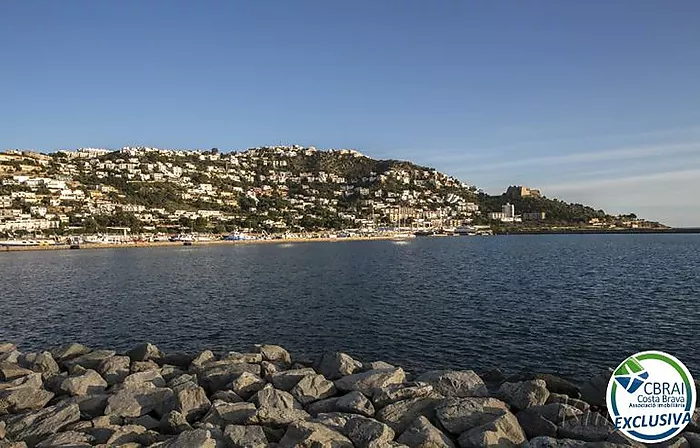 APARTAMENTO REFORMADO CON VISTAS AL MAR Y LICENCIA TURÍSTICA