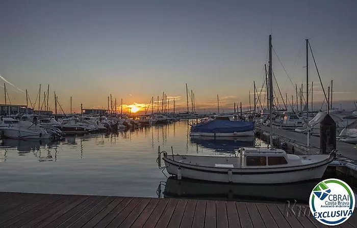 APARTAMENTO REFORMADO CON VISTAS AL MAR Y LICENCIA TURÍSTICA