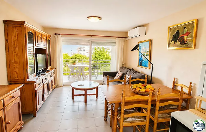 Apartamento de 2 habitaciones dobles, ubicado en la encantadora zona del Puerto Pesquero de Roses.