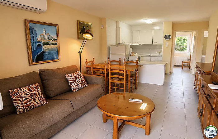 Apartamento de 2 habitaciones dobles, ubicado en la encantadora zona del Puerto Pesquero de Roses.