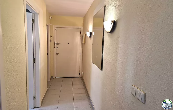 Apartamento de 2 habitaciones dobles, ubicado en la encantadora zona del Puerto Pesquero de Roses.