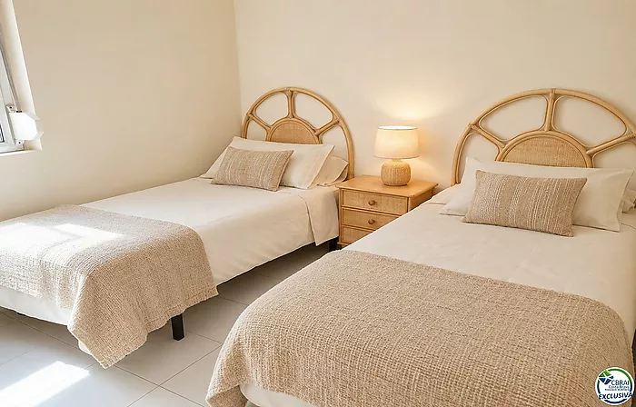 Apartamento de 2 habitaciones dobles, ubicado en la encantadora zona del Puerto Pesquero de Roses.