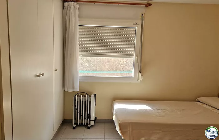 Apartamento de 2 habitaciones dobles, ubicado en la encantadora zona del Puerto Pesquero de Roses.